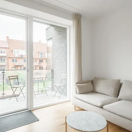 Fantastic 2-bed W Balcony דירה *