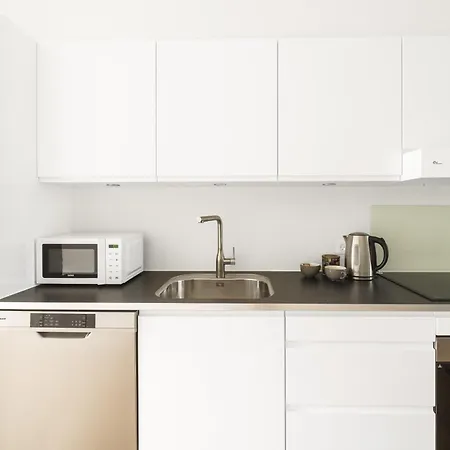 Fantastic 2-bed W Balcony דירה